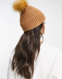 Beanies*DESIGN Beanie In With Tonal Faux Fur Pom Camel