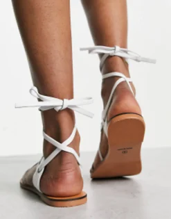 Flat Sandals*DESIGN Faithful Leather Toe Loop Sandal In White