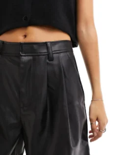 Shorts*DESIGN Faux Leather Dad Short In Black