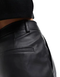 Shorts*DESIGN Faux Leather Dad Short In Black
