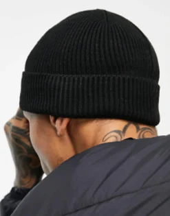 Beanies*DESIGN Fisherman Ribbed Beanie With Rubber Logo In Black