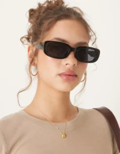 Gifts*DESIGN Mid Square Sunglasses In Black