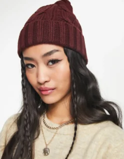 Beanies*DESIGN Polyester Cable Knit Beanie In Burgundy