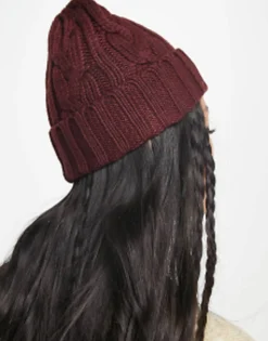 Beanies*DESIGN Polyester Cable Knit Beanie In Burgundy