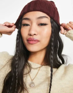 Beanies*DESIGN Polyester Cable Knit Beanie In Burgundy