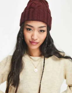 Beanies*DESIGN Polyester Cable Knit Beanie In Burgundy