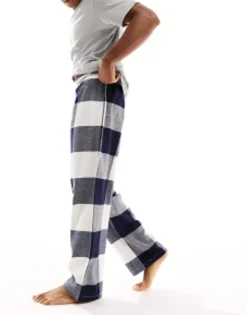 Gifts*DESIGN Pyjama Lounge Set With T-Shirt And Trousers In Check Navy