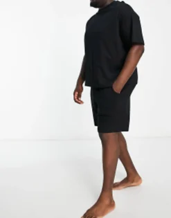 Gifts*DESIGN Pyjama Set With Oversized T-Shirt And Shorts In Jersey In Black