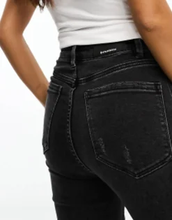 Petite*Stradivarius Petite Slim Mom Jean With Stretch And Rip In Washed Black