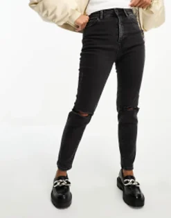 Petite*Stradivarius Petite Slim Mom Jean With Stretch And Rip In Washed Black