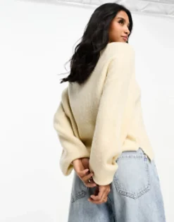 Petite*Threadbare Petite Fluffy V Neck Slouchy Jumper In Off White